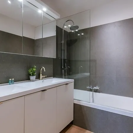 Modern With Terrace On Prime Location דירה קנוקה-הייסט