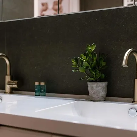 Modern With Terrace On Prime Location דירה